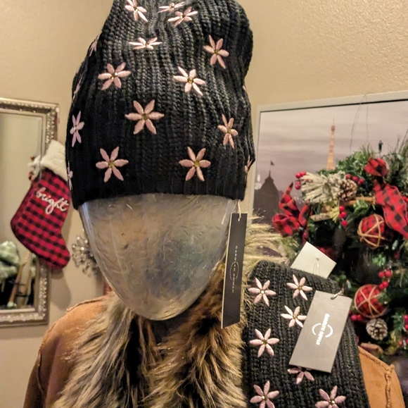 Carolyn Rowan Embroidered Crystal Star Flower Beanie + Gloves Set in Sak Box Nwt - Picture 3 of 5